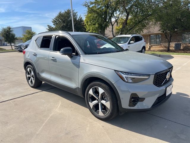 2024 Volvo XC40 Plus Dark Theme