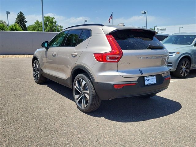 2024 Volvo XC40 Plus Dark Theme