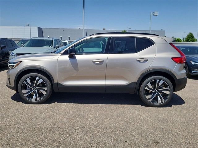 2024 Volvo XC40 Plus Dark Theme