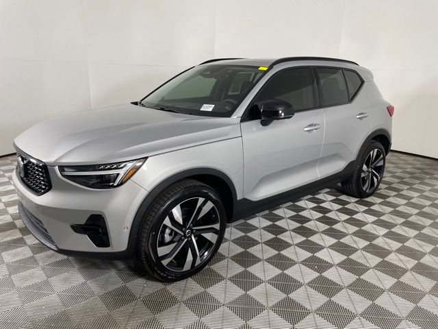 2024 Volvo XC40 Plus Dark Theme