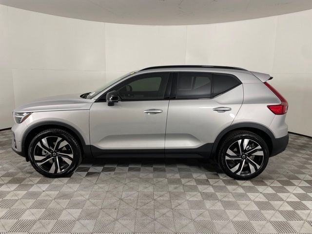 2024 Volvo XC40 Plus Dark Theme