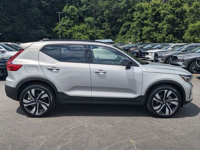 2024 Volvo XC40 Plus Dark Theme