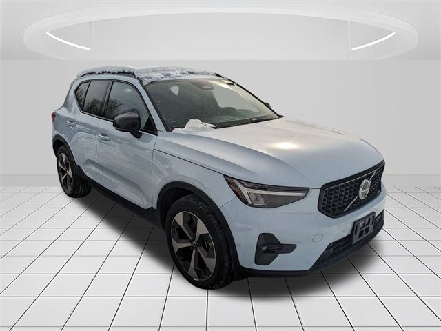 2024 Volvo XC40 Plus Dark Theme