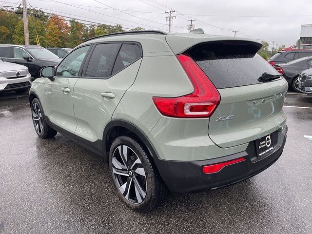 2024 Volvo XC40 Plus Dark Theme