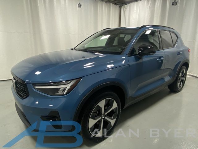 2024 Volvo XC40 Plus Dark Theme