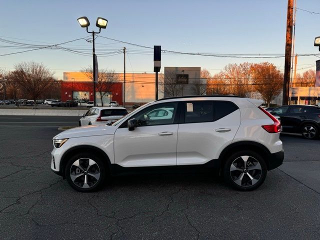 2024 Volvo XC40 Plus Dark Theme