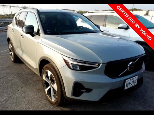 2024 Volvo XC40 Plus Dark Theme