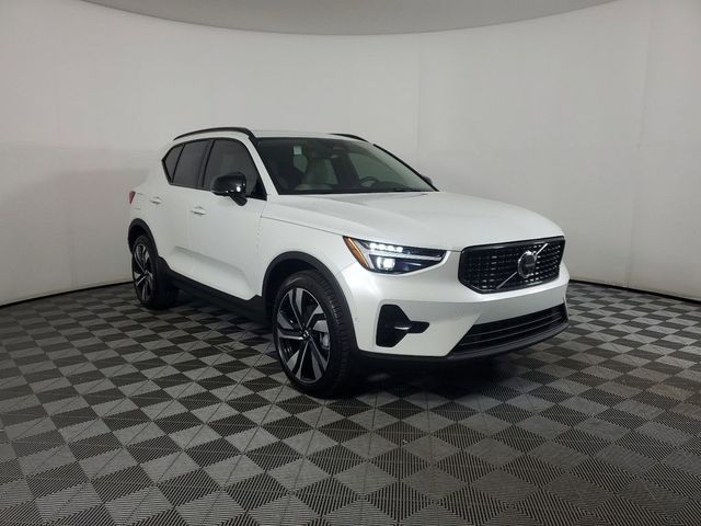 2024 Volvo XC40 Plus Dark Theme