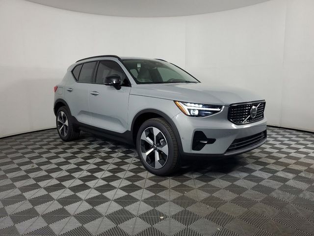 2024 Volvo XC40 Plus Dark Theme