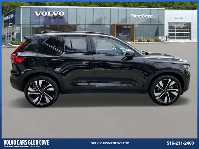 2024 Volvo XC40 Plus Dark Theme