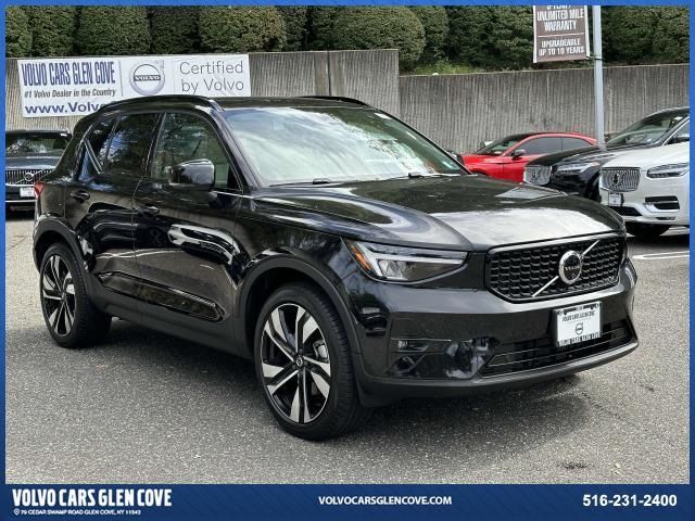 2024 Volvo XC40 Plus Dark Theme