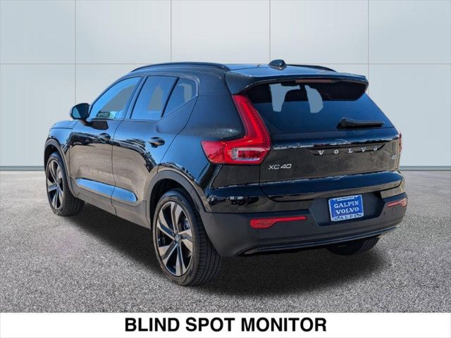 2024 Volvo XC40 Plus Dark Theme