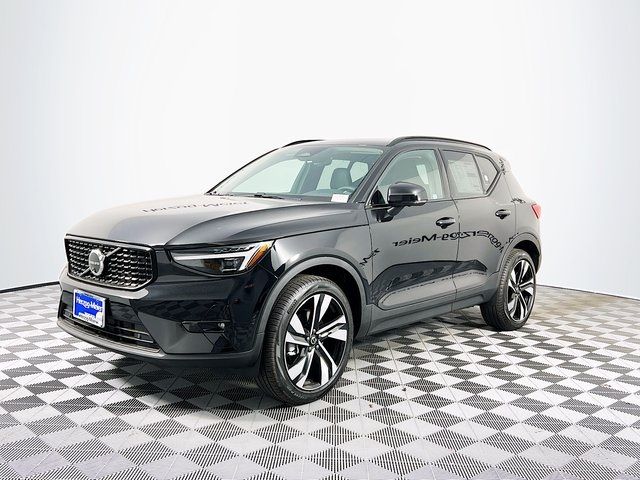 2024 Volvo XC40 Plus Dark Theme