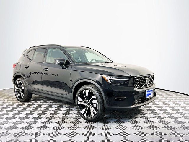 2024 Volvo XC40 Plus Dark Theme