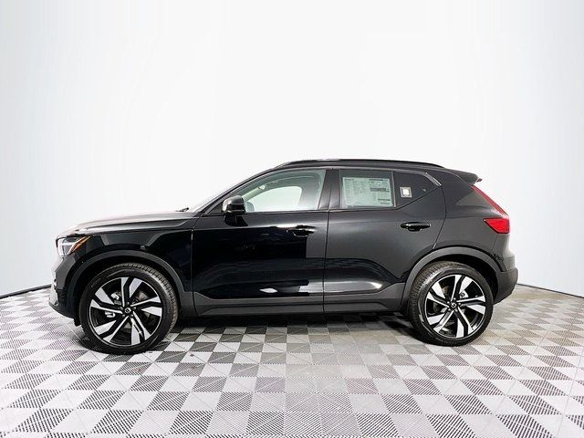 2024 Volvo XC40 Plus Dark Theme