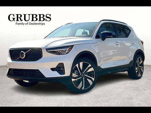 2024 Volvo XC40 Plus Dark Theme