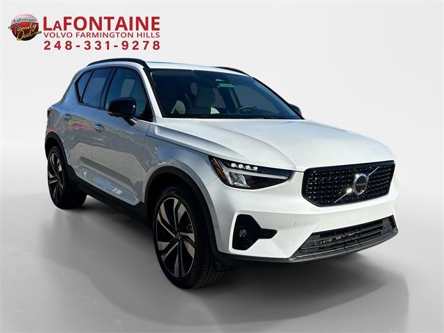 2024 Volvo XC40 Plus Dark Theme