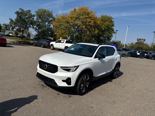 2024 Volvo XC40 Plus Dark Theme