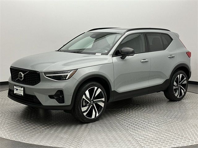 2024 Volvo XC40 Plus Dark Theme