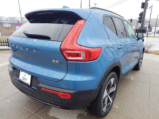 2024 Volvo XC40 Plus Dark Theme