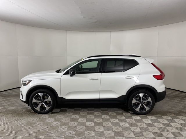 2024 Volvo XC40 Plus Dark Theme