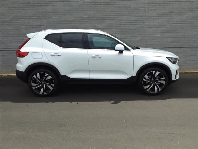 2024 Volvo XC40 Ultimate Bright Theme