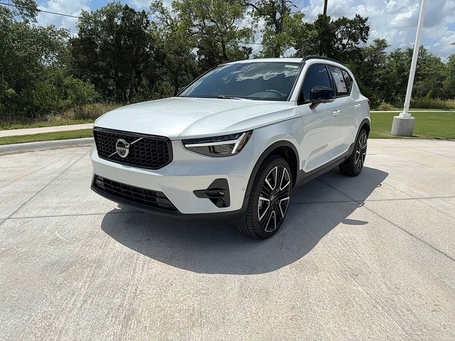 2024 Volvo XC40 Ultimate Dark Theme