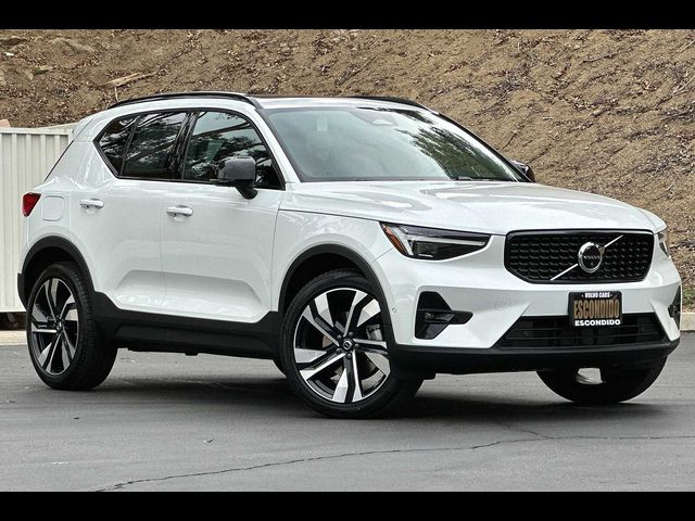 2024 Volvo XC40 Ultimate Dark Theme