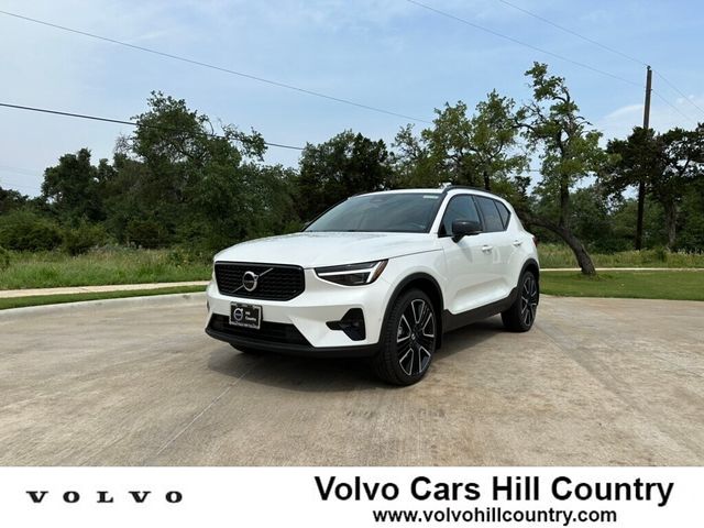 2024 Volvo XC40 Ultimate Dark Theme