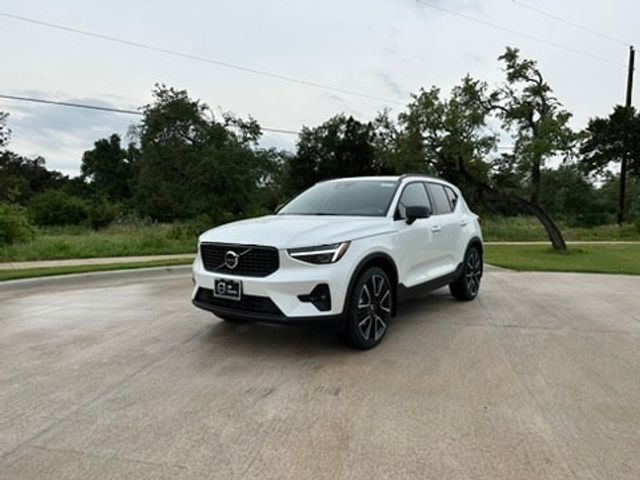 2024 Volvo XC40 Ultimate Dark Theme