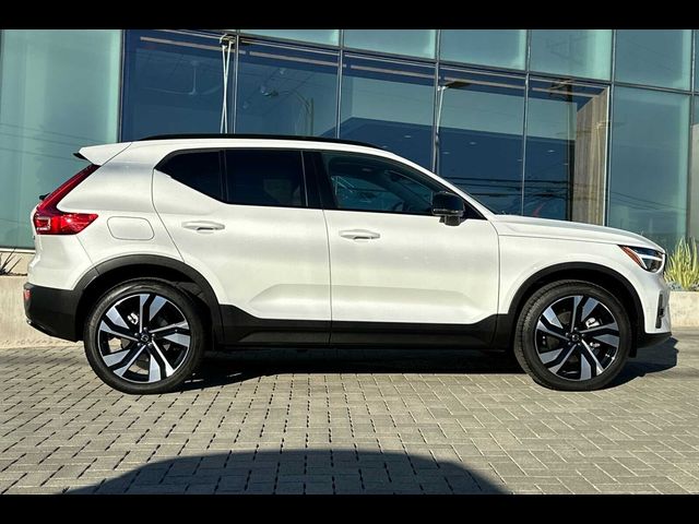 2024 Volvo XC40 Ultimate Dark Theme