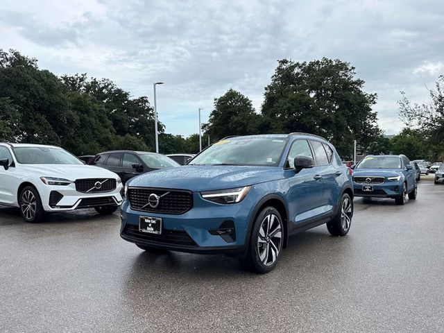 2024 Volvo XC40 Ultimate Dark Theme