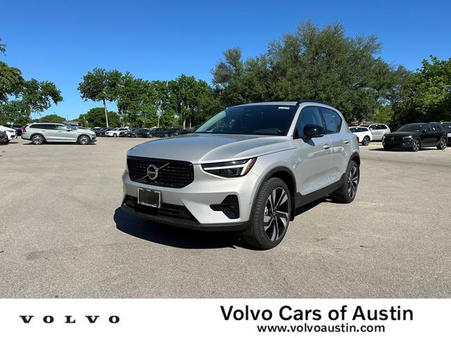 2024 Volvo XC40 Ultimate Dark Theme