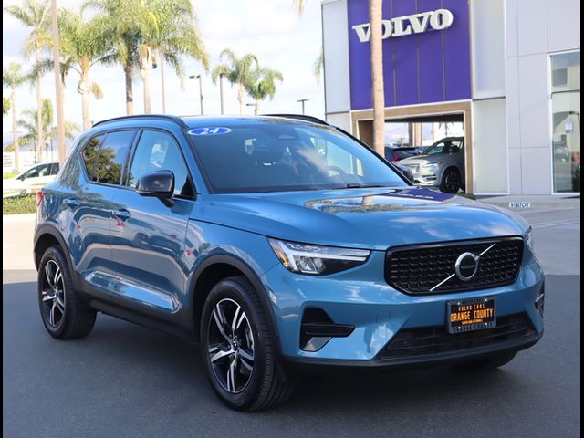 2024 Volvo XC40 Core Dark Theme