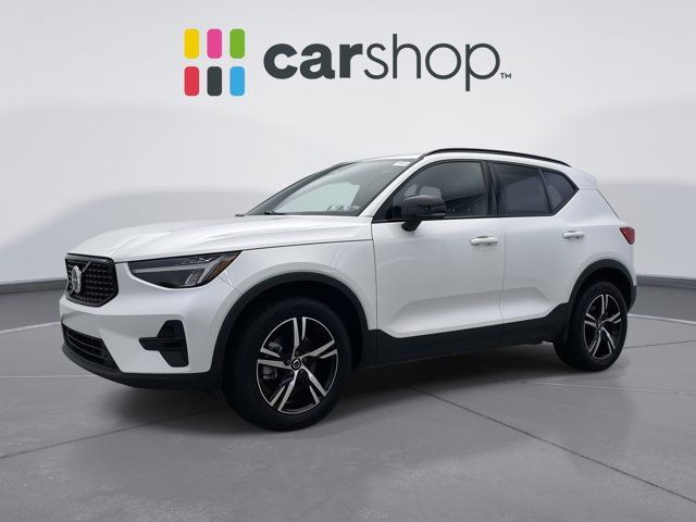 2024 Volvo XC40 Core Dark Theme