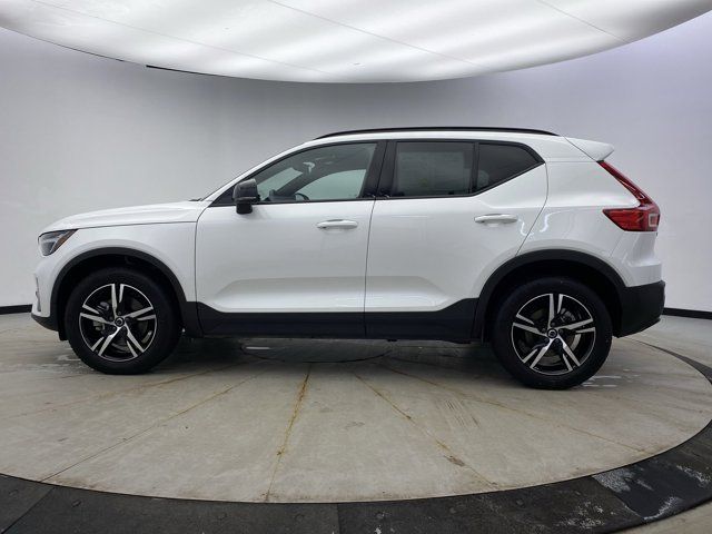 2024 Volvo XC40 Core Dark Theme