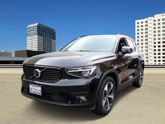 2024 Volvo XC40 Core Bright Theme