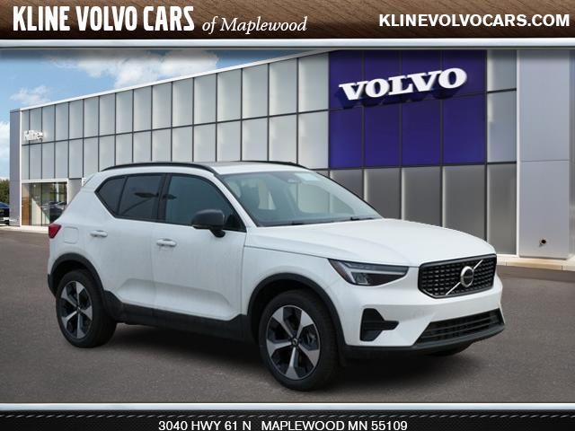 2024 Volvo XC40 Core Bright Theme