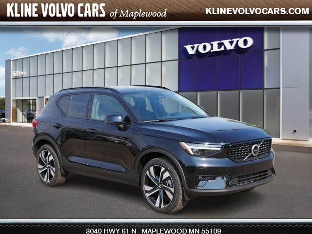 2024 Volvo XC40 Plus Dark Theme