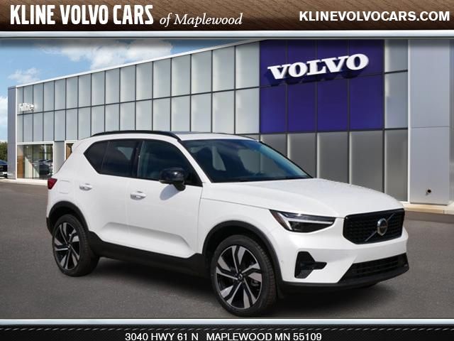 2024 Volvo XC40 Plus Dark Theme