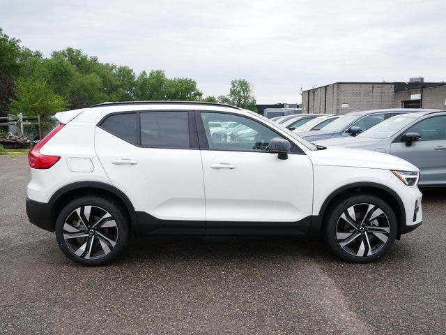 2024 Volvo XC40 Plus Dark Theme