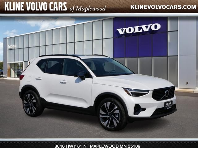 2024 Volvo XC40 Plus Dark Theme