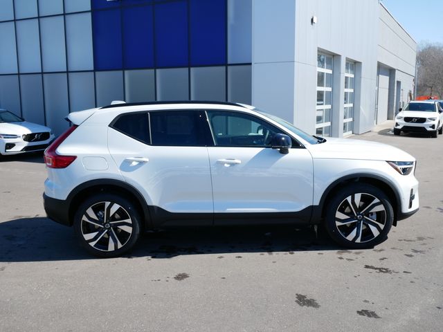 2024 Volvo XC40 Ultimate Dark Theme