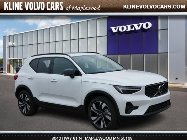 2024 Volvo XC40 Ultimate Dark Theme