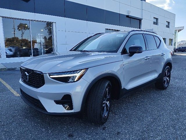 2024 Volvo XC40 Core Bright Theme