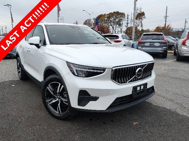 2024 Volvo XC40 Core Bright Theme