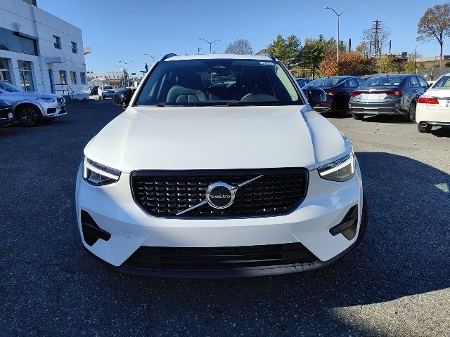 2024 Volvo XC40 Core Bright Theme