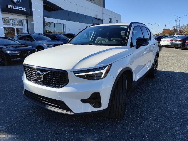 2024 Volvo XC40 Core Bright Theme