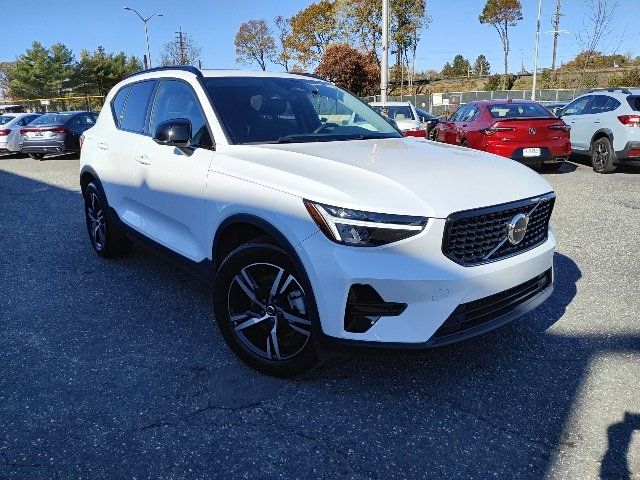 2024 Volvo XC40 Core Bright Theme