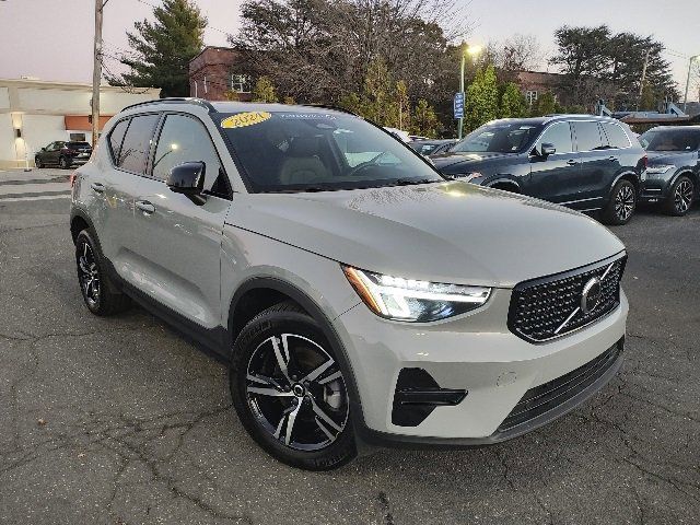 2024 Volvo XC40 Core Bright Theme